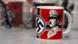 Εικόνα από κούπα με το πρόσωπο του Χίτλερ και τη σβάστικα.