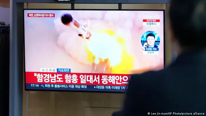 圖為南韓民眾觀看電視新聞報導北韓試射飛彈。（資料照）