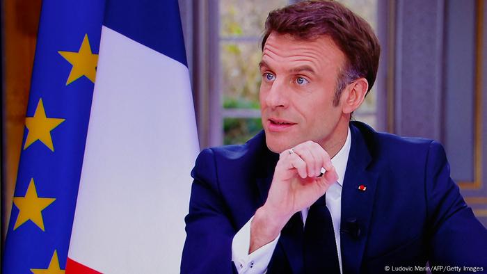 Der französische Präsident Emmanuel Macron während des TV-Interviews zu der umstrittenen Rentenreform 