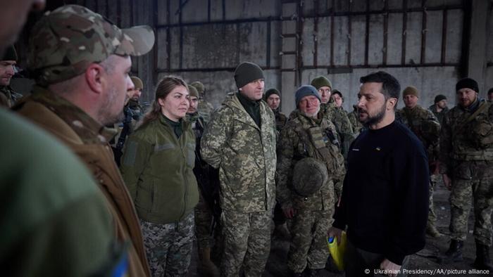 Der ukrainische Staatschef Wolodymyr Selenskyj im Gespräch mit Soldatinnen und Soldaten in der Nähe von Bachmut