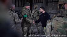 22.03.2023+++ BAKHMUT, UKRAINE - MARCH 22: (----EDITORIAL USE ONLY Äì MANDATORY CREDIT - 'UKRAINIAN PRESIDENCY / HANDOUT' - NO MARKETING NO ADVERTISING CAMPAIGNS - DISTRIBUTED AS A SERVICE TO CLIENTS----) Ukrainian President Volodymyr Zelenskyy (R) shakes hands with a Ukrainian soldier during his visit to Bakhmut frontline amid Russia-Ukraine war in Donetsk region, Bakhmut, Ukraine on March 22, 2023. Ukrainian Presidency / Handout / Anadolu Agency