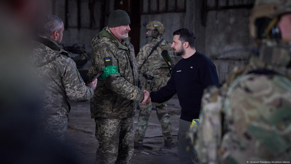 Ukraine updates: Zelenskyy visits troops near Bakhmut – DW – 03/22/2023