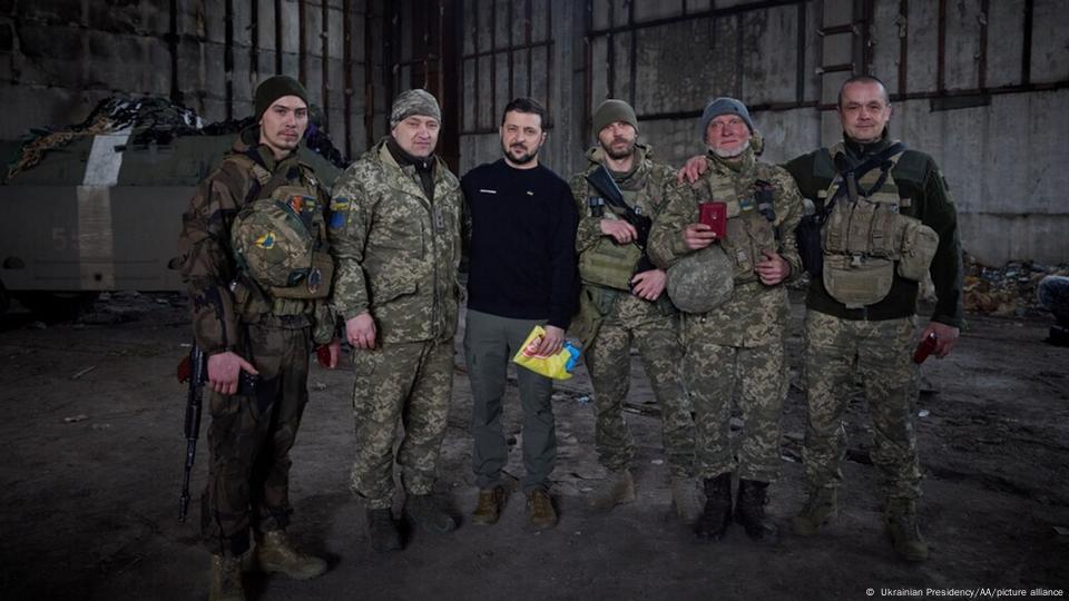 Strategische und symbolträchtige Stadt in der Ostukraine vollständig von russischen Streitkräften umzingelt – Kiew lässt 10k Soldaten im „Kessel“ gefangen