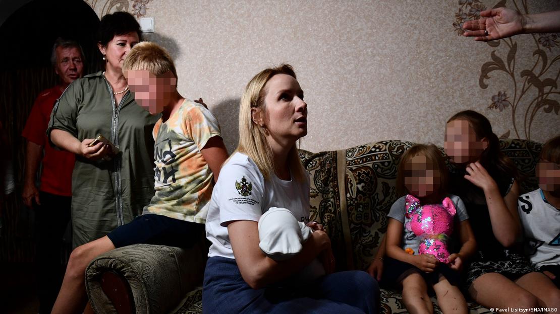 Die russische Kinderbeauftragte Marija Lwowa-Belowa sitzt im Juli 2022 auf einem Sofa mit Kindern während eines Besuchs in der Region Donezk
