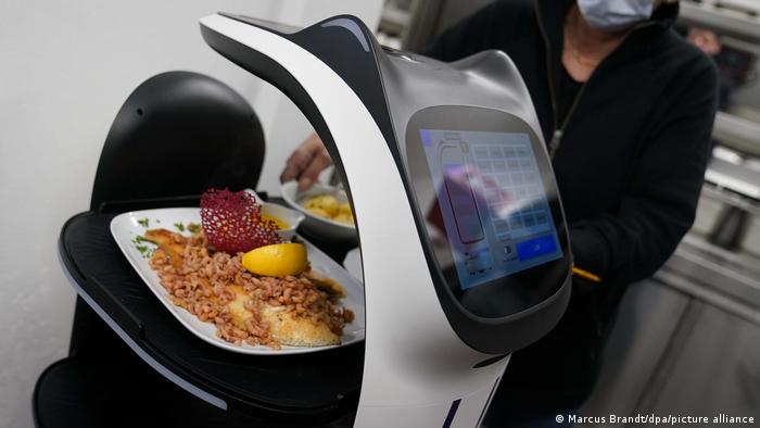 Deutschland | Roboter in Restaurants setzen wegen Personalmangels auf Roboter