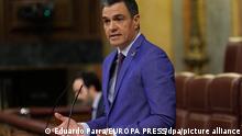 Pedro Sanchez, Ministerpräsident von Spanien, spricht während einer Debatte über den Misstrauensantrag im Abgeordnetenhaus. Im spanischen Parlament hat die Debatte über einen Misstrauensantrag der rechtspopulistischen Vox-Partei gegen den linken Ministerpräsidenten Sánchez begonnen. Vox hat einen früheren Politiker der Kommunistischen Partei, Tamames, als Gegenkandidaten aufgestellt. +++ dpa-Bildfunk +++
