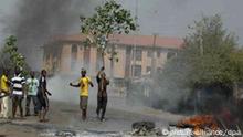 Nigeria Unruhen Wahlen Jugendliche epa02694632 A photograph made available 19 April 2011 shows Nigerian youths riot near a burning barricade in Kaduna in northern Nigeria, 18 April 2011. Riots broke out across the north of Nigeria as the results of presidential elections indicated incumbent president Goodluck Jonathan the winner. Homes of supporters of president Jonathan were attacked in cities across the north and thousands have been displaced. President Jonathan has appealed for an end to the violence and imposed a curfew. EPA/STR +++(c) dpa - Bildfunk+++