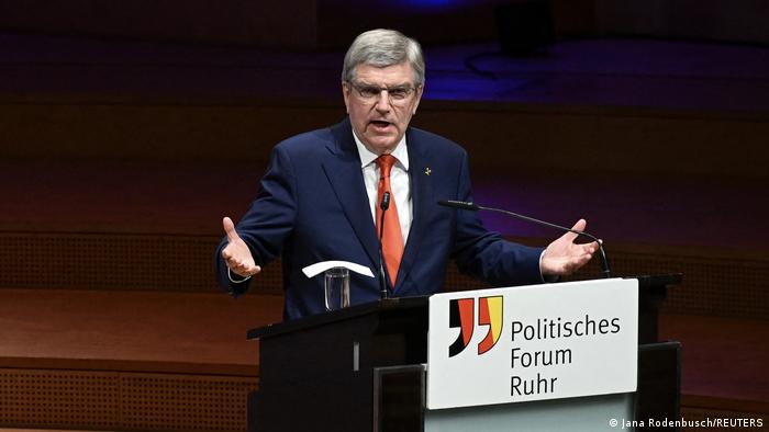 Deutschland | IOC Präsident Thomas Bach gestikuliert bei seiner Rede am Rednerpult in der Philharmonie in Essen