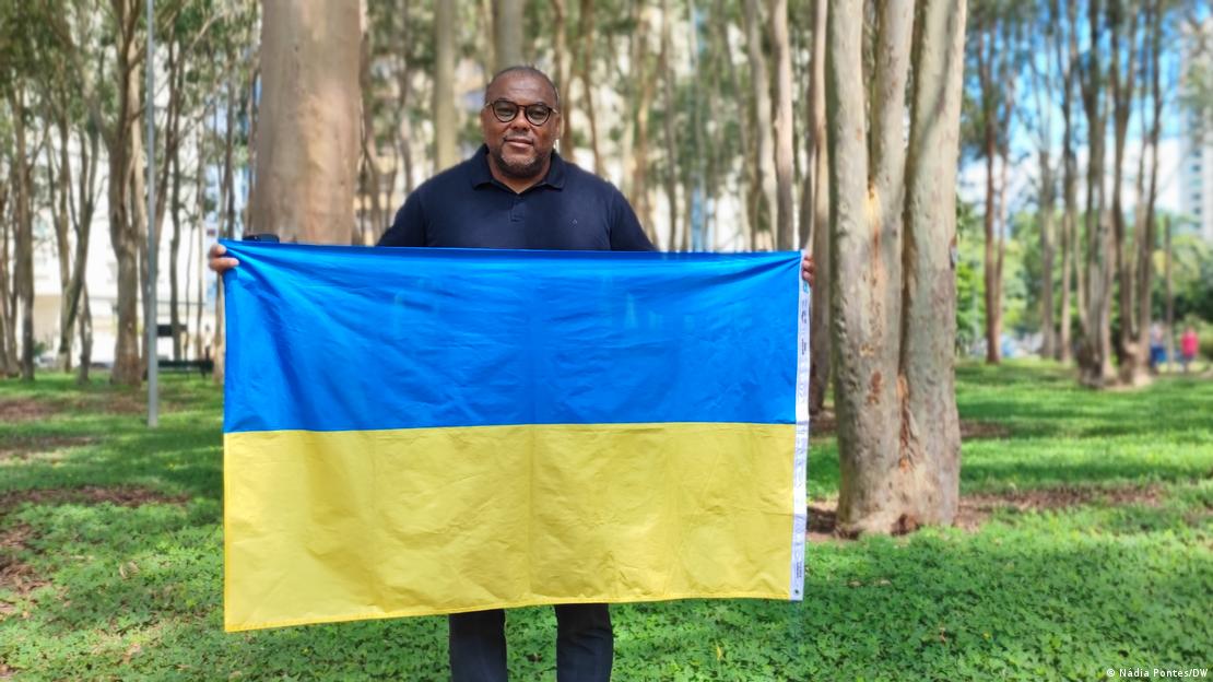 O pastor e treinador de futebol Gilmar Tadeu segura bandeira da Ucrânia em praça em São José dos Campos (SP). O pastor e treinador de futebol Gilmar Tadeu segura bandeira da Ucrânia em praça em São José dos Campos (SP).