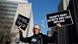 Manifestante alza carteles contra Trump en Nueva York. Manifestante alza carteles contra Trump en Nueva York.