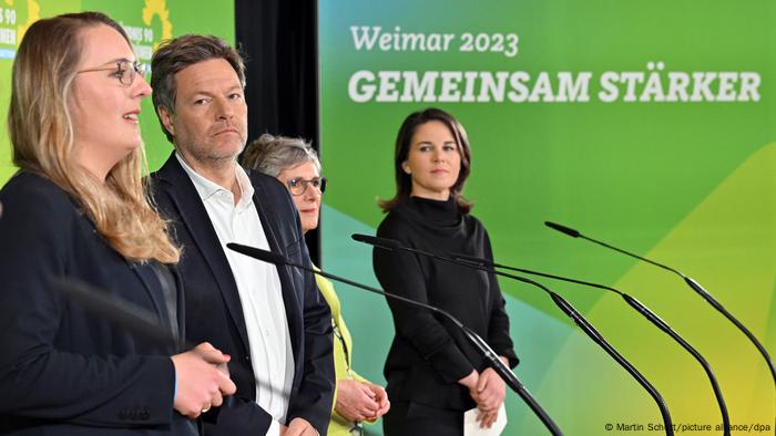 Vor einer grünen Plakatwand stehen von links nach rechts: Fraktionschefin Katharina Dröge, Vizekanzler Robert Habeck, Co-Fraktionschefin Brita Haßelmann und Außenministerin Annalena Baerbock in Weimar. 