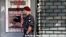 26.09.2022Ein libanesischer Soldat steht vor einem zerstörten Geldautomaten in Beirut. Die Banken im Libanon haben teilweise wieder geöffent. Die Libanesen erleben die schwerste Wirtschafts- und Finanzkrise in der Geschichte ihres Landes +++ dpa-Bildfunk +++