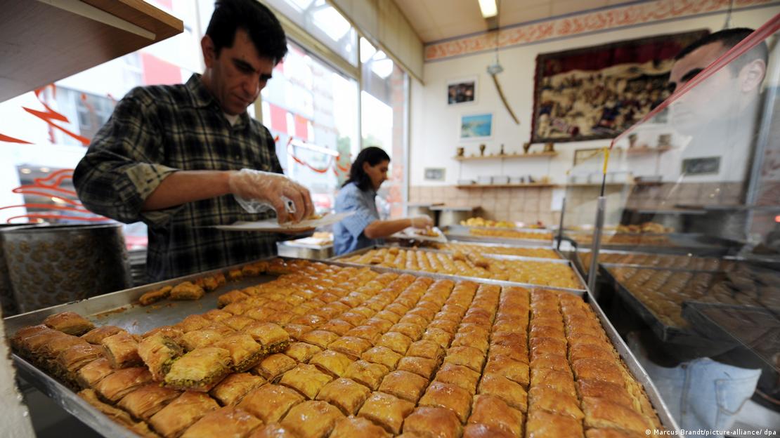 محققان می‌گویند: «دو مسیر جداگانه اما موازی برای چربی و قند وجود دارد که توسط سلول‌های عصبی سیگنال‌هایی را از روده به مغز می‌فرستند. وقتی غذاهایی مانند بستنی، کلوچه و کیک می‌خورید، مراکز پاداش دوپامین در بدن فعال می‌شوند.»