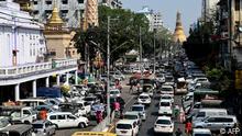 Stau auf der Mahabandoola-Straße vor der Sule Pagode im Januar 2023