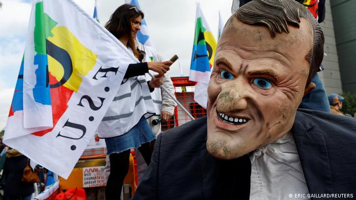 Demonstrant mit Macron-Maske in Nizza