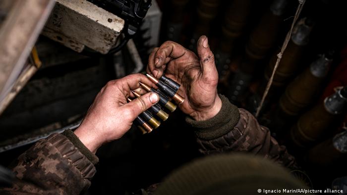 Ein an der Frontlinie bei Bachmut kämpfender ukrainischer Soldat überprüft seine Munition 