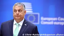 Viktor Orban, Ministerpräsident von Ungarn, wartet auf den Beginn einer Gesprächsrunde auf einem EU-Gipfel. Auf der Tagesordnung steht zunächst ein Austausch mit UN-Generalsekretär Guterres. Danach soll es um den Krieg in der Ukraine, die Wettbewerbsfähigkeit der europäischen Wirtschaft und die EU-Handelspolitik gehen. Zudem sind Bemühungen zur Stabilisierung der Energiepreise und die Migrationspolitik Thema. +++ dpa-Bildfunk +++