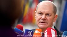 Bundeskanzler Olaf Scholz (SPD), spricht mit Journalisten als er zu einem EU-Gipfel im Gebäude des Europäischen Rates ankommt. Auf der Tagesordnung steht zunächst ein Austausch mit UN-Generalsekretär Guterres. Danach soll es um den Krieg in der Ukraine, die Wettbewerbsfähigkeit der europäischen Wirtschaft und die EU-Handelspolitik gehen. Zudem sind Bemühungen zur Stabilisierung der Energiepreise und die Migrationspolitik Thema. +++ dpa-Bildfunk +++