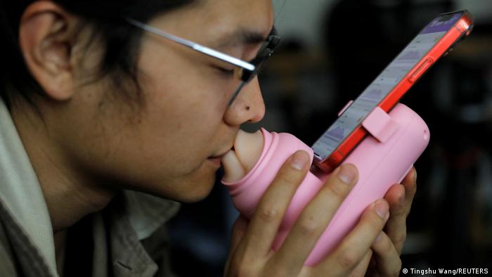 Una empresa china presenta un dispositivo de besos para amantes a distancia  | Ciencia y Ecología | DW 
