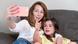 Una madre se toma una foto junto a su hija. Una madre se toma una foto junto a su hija.