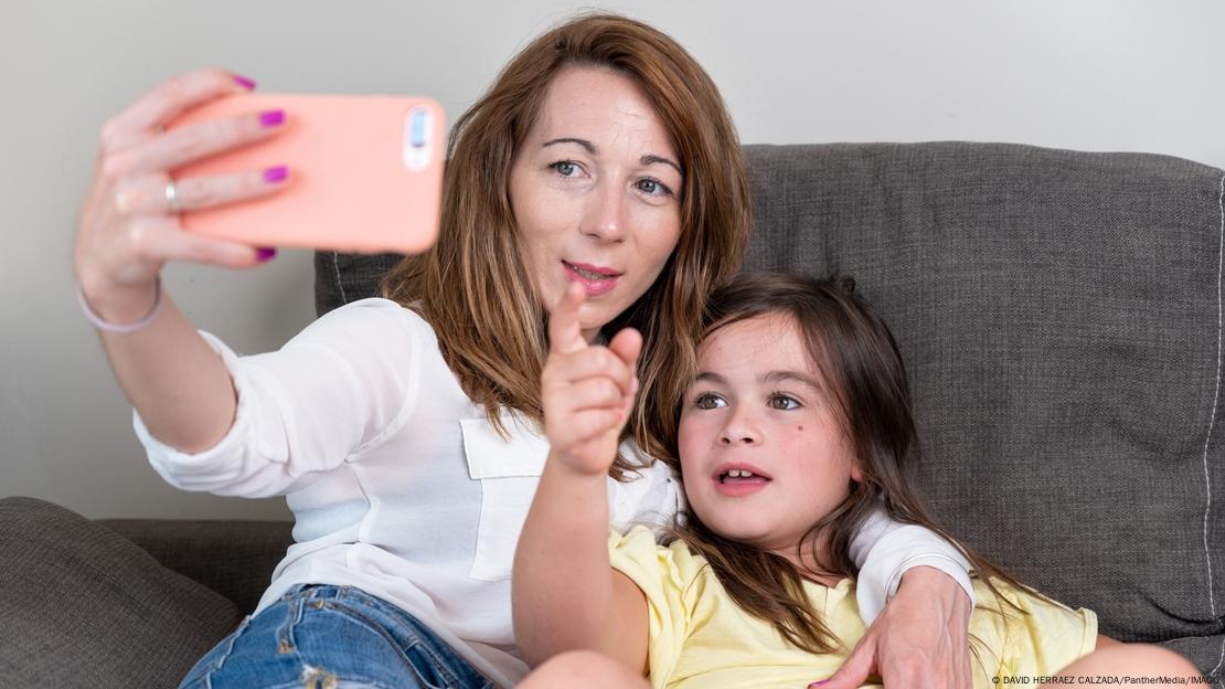 Majka i kćerka sa smartphonom prave "selfie"