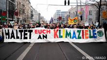 03.03.2023
Fridays for Future DEU, Deutschland, Germany, Berlin, 03.03.2023 Demonstranten Mit Transparent Haltet Euch an Klimaziele bei der Kundgebung und Demonstration der Fridays For Future Bewegung unter dem Motto TomorrowITooLate Tomorrow isToo Late at the Fridays for Future Strike in Berlin Deutschland. Protest der Schueler und Studenten beim Klimastreik fuer einen radikalen Wandel der Klimapolitik, der Einhaltung des 1,5-Grad-Ziels und dem Ausstieg aus der Kohlepolitik und Atompolitik und klimaneutrale Hauptstadt 2030. en: Demonstrators with banners Stick to climate targets at the Fridays For Future movement rally and demonstration under the motto TomorrowITooLate Tomorrow isToo Late at the Fridays for Future Strike in Berlin Germany. Students