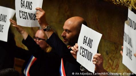 Εικόνα βουλευτών που κρατούν πλακάτ που αναγράφουν «Όχι στα 64».
