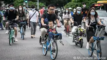 24/05/2022 GUANGZHOU, CHINA - MAY 23: Citizens ride on the road in Guangzhou, Guangdong province of China on May 23, 2022. Stringer / Anadolu Agency