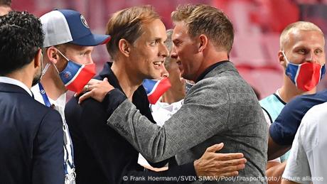 Thomas Tuchel und Julian Nagelsmann begrüßen sich 2020 bei einem Spiel zwischen RB Leipzig und Paris St. Germain