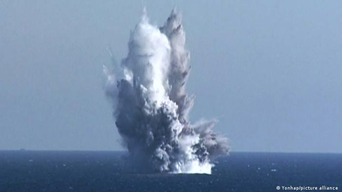 Nach einer Explosion unter Wasser steigen Fontänen auf 