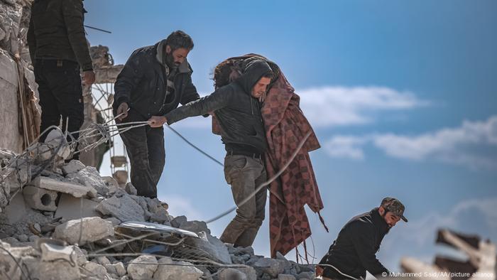 Helfer bergen nach dem Erdbeben in Syrien die Leiche eines Kindes
