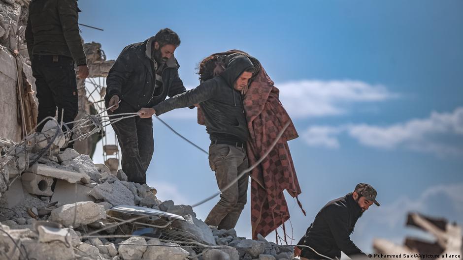 Sirija posle zemljotresa, februar 2023: pomagači izvlače telo deteta