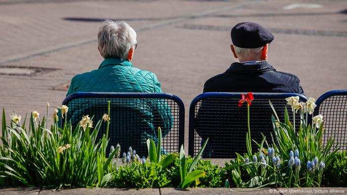 En unas décadas se podrían ver a mßas ancianos sentados en los parques.