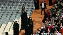 Teheran, 23.3.2023***
Freundschaftsspiel Iran gegen Russland - Frauen stehen beim Fußball-Freundschaftsspiel Iran gegen Russland auf den Zuschauerrängen. +++ dpa-Bildfunk +++