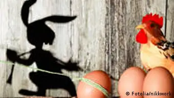 Drei Eier mit Huhn vor einer Holzwand auf der der Schattenriss eines Hasen zu erkennen ist wie er ein Ei stiehlt. Fotolia/nikkwork CMS: 04.2011