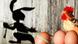 Drei Eier mit Huhn vor einer Holzwand auf der der Schattenriss eines Hasen zu erkennen ist wie er ein Ei stiehlt. Fotolia/nikkwork CMS: 04.2011 Drei Eier mit Huhn vor einer Holzwand auf der der Schattenriss eines Hasen zu erkennen ist wie er ein Ei stiehlt. Fotolia/nikkwork CMS: 04.2011