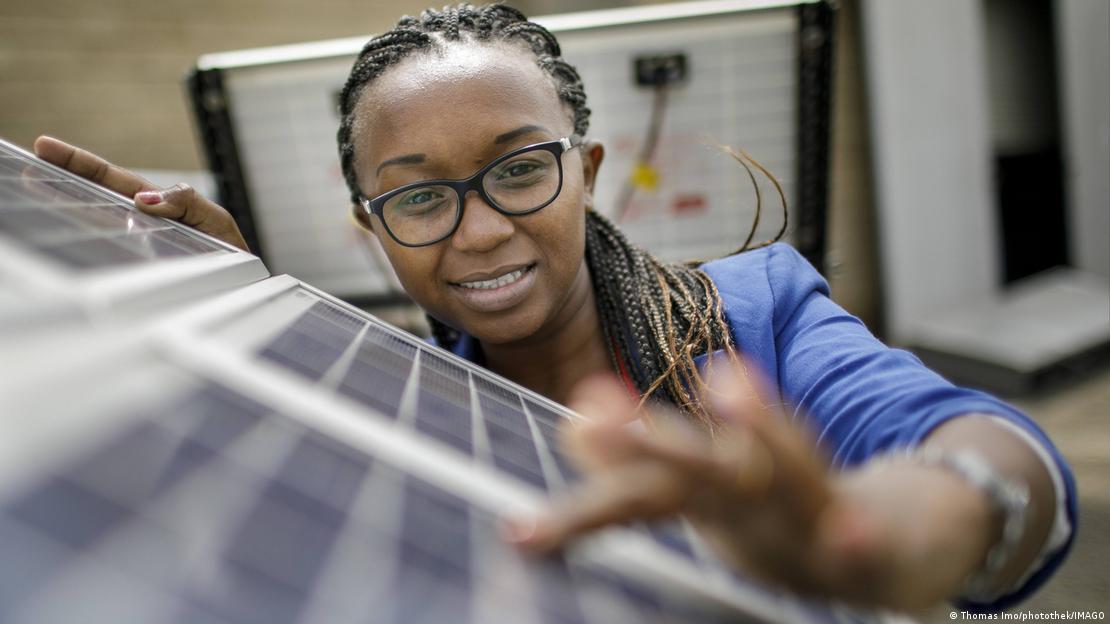 Radnica u Keniji na slaganju solarnih panela