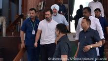 Rahul Gandhi (2.v.l) verlässt das Parlamentsgebäude in Neu Delhi