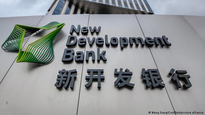 Se ve el logo y el nombre del banco, en inglés y en chino, en el edificio de oficinas que lo alberga.
