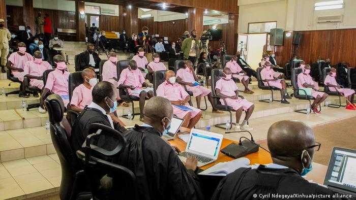 Paul Rusesabagina und die 18 Mitangeklagten - alle in Rosa - während des Prozesses