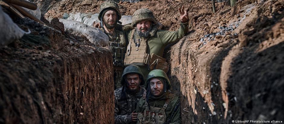 Exército ucraniano afirmou ter repelido 25 ataques inimigos em 24 horas, e definiu Bakhmut como o 