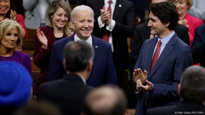 Kanadas Regierungschef Justin Trudeau und die Abgeordneten klatschen, als US-Präsident Joe Biden im Parlament eintrifft 