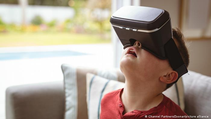 Kind mit VR-Brille 