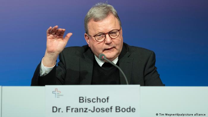 El obispo habla al micrófono durante la rueda de prensa del sínodo católico en Alemania el pasado 9 de marzo.
