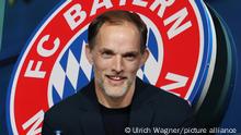 München, Deutschland 25. März 2023: Fussball, Herren, Saison 2022/2023, FC Bayern München, Pressekonferenz, Thomas Tuchel, Allianz Arena Hier eine Fotomontage, Symbolbild von der Pressekonferenz mit Thomas Tuchel, Trainer, FC Bayern München, und dem Logo, Wappen des Vereins im Hintergrund