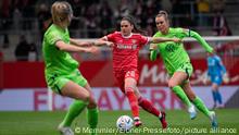 Sarah Zadrazil (FC Bayern Muenchen, #25) im Zweikampf mit Jill Roord (VfL Wolfsburg, #14), Kathrin Hendrich (VfL Wolfsburg, #04), GER, FC Bayern Muenchen vs. VfL Wolfsburg, Fussball Flyeralarm Frauen Bundesliga, 16. Spieltag, Spielzeit 2022/2023, 25.03.2023 Foto: Eibner-Pressefoto/Michael Memmler