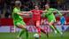 Sarah Zadrazil vom FC Bayern versucht sich, mit dem Ball gegen zwei Wolfsburgerinnen durchzusetzen. Sarah Zadrazil vom FC Bayern versucht sich, mit dem Ball gegen zwei Wolfsburgerinnen durchzusetzen.