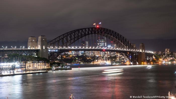 Harbour Bridge im australischen Sydney liegt im Dunkeln 