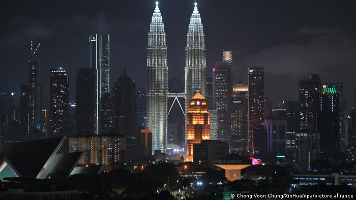 Petronas Twin Towers in Malaysias Hauptstadt Kuala Lumpur vor der Earth Hour