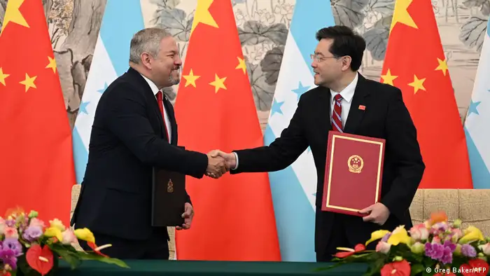 中国外长秦刚与洪都拉斯外长雷纳（Enrique Reina）3月26日签署建交联合公报：指出洪都拉斯“承认世界上只有一个中国”